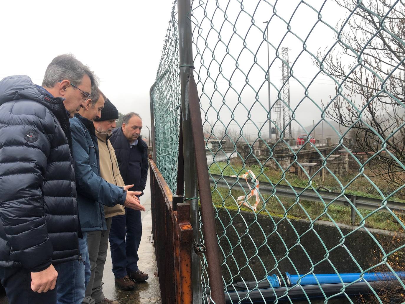 Fotos: La Junta coordina los trabajos para desviar el agua de la balsa del túnel de La Robla