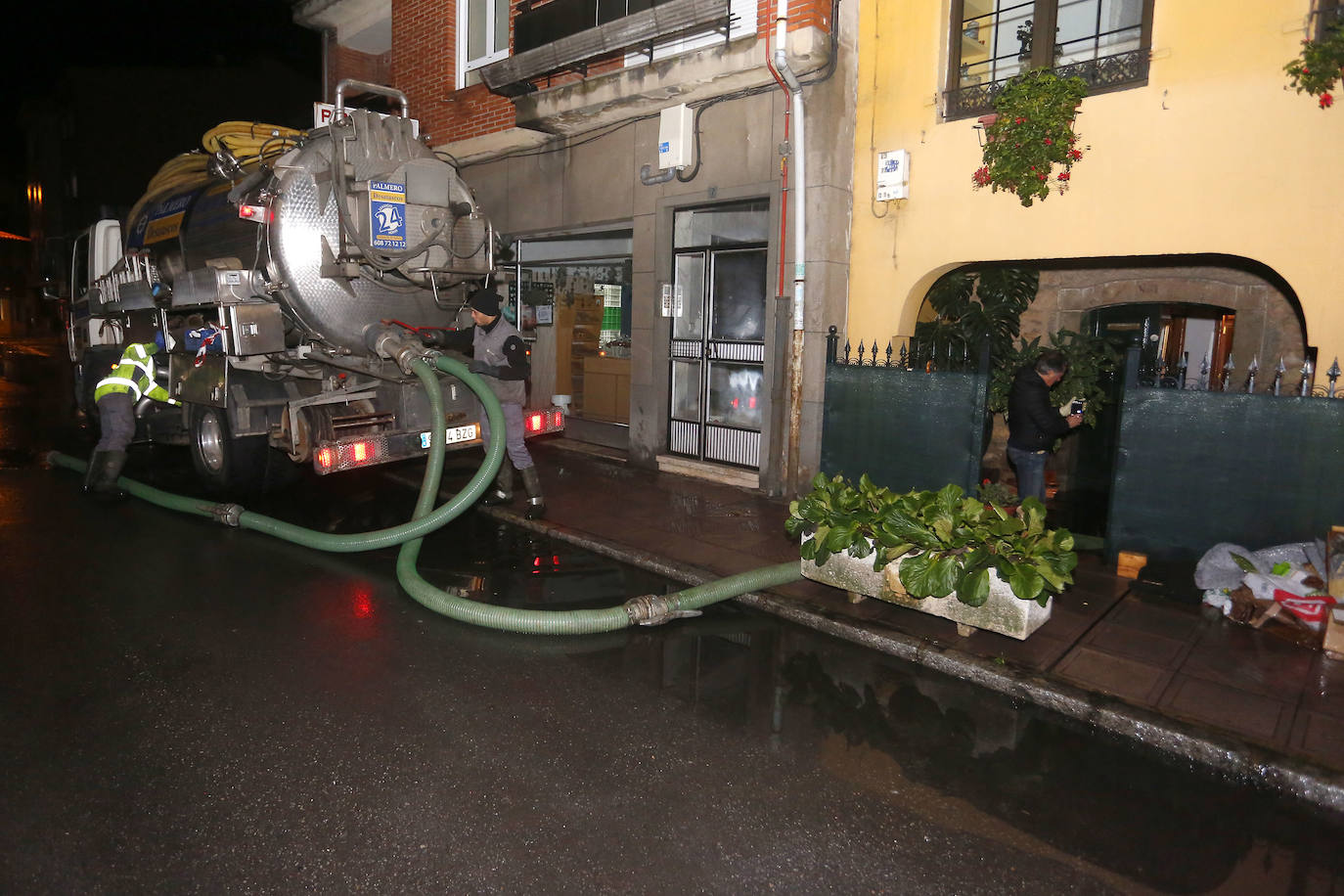 Los trabajos siguen en la localidad leonesa para solucionar el arrastre que se produjo desde la mina de cielo abierto debido a las riadas.