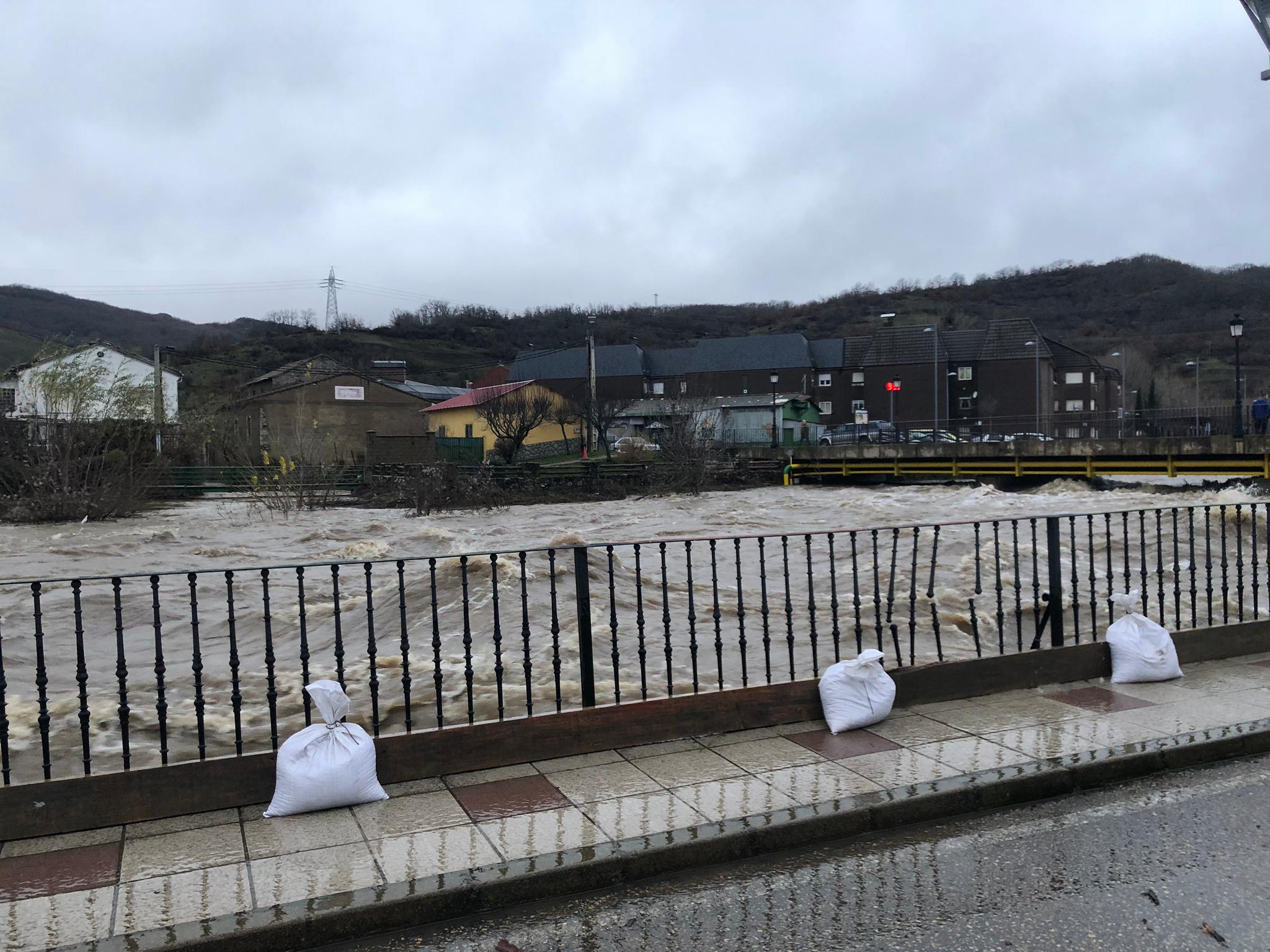 Fotos: El Bernesga sigue amenazando a Pola de Gordón