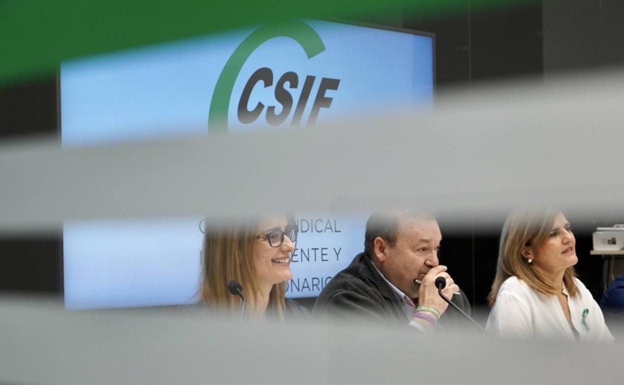 El presidente autonómico de CSIF, Carlos Hernando, y el vicepresidente, Enrique Vega, realizan un balance de la negociación con la Junta en 2019