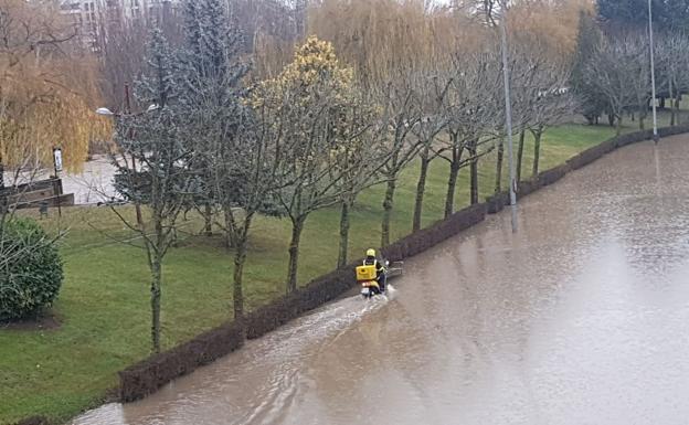 Galería. Imagen de la situación de la riada en el Paseo de Salamanca.