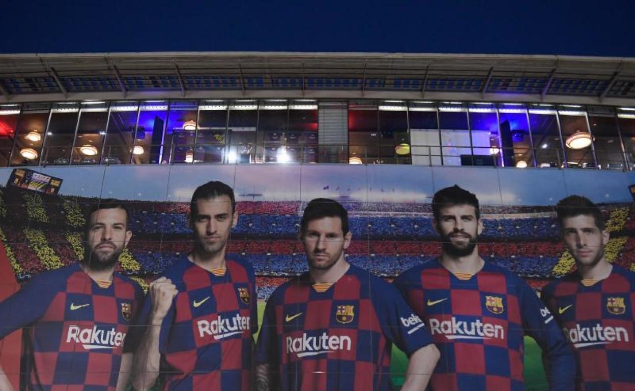 Sergio Busquets (2i), en un mural en el Camp Nou antes del clásico. 