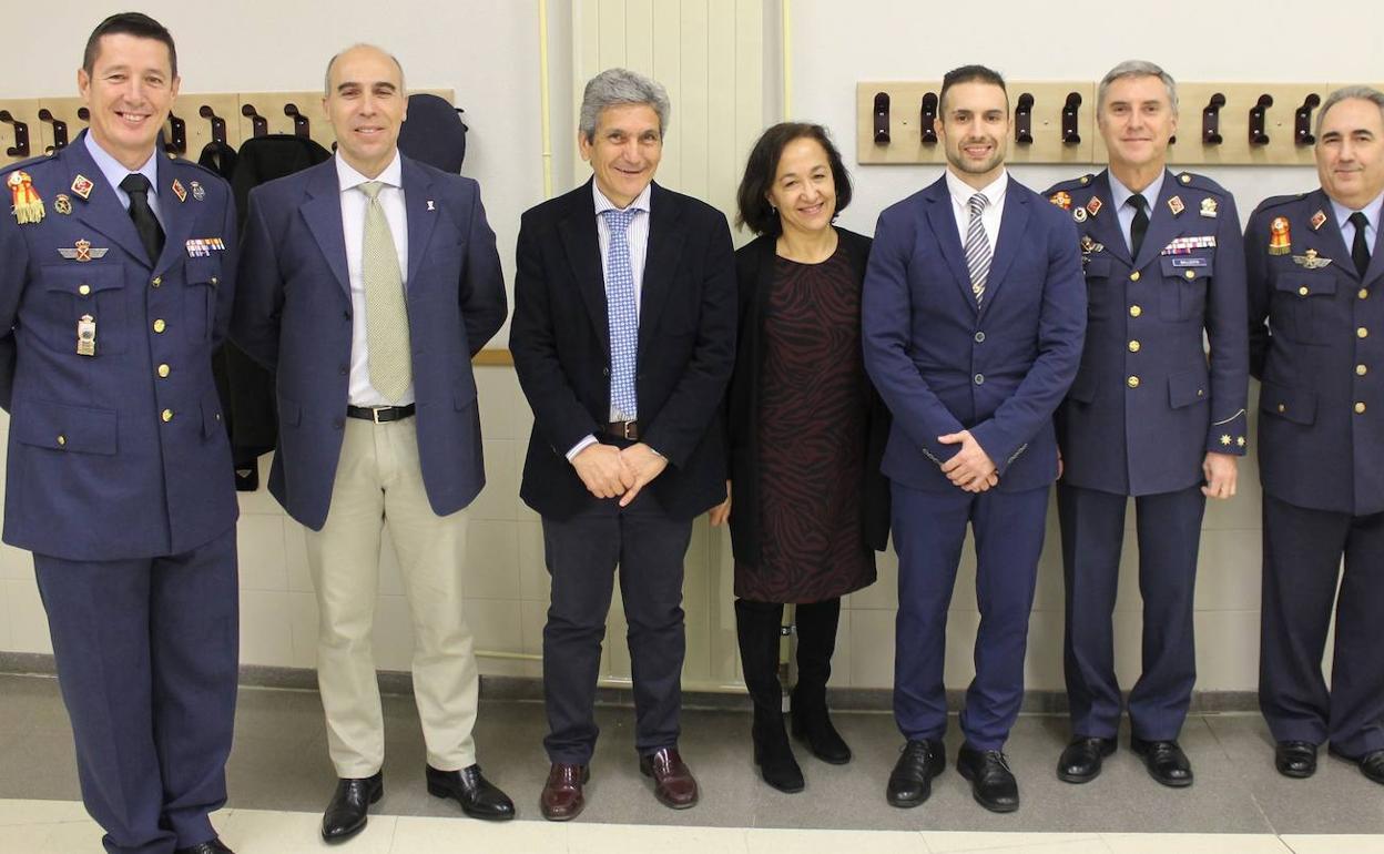 Javier Gutierrez con los directores de la tesis y mandos de la ABA