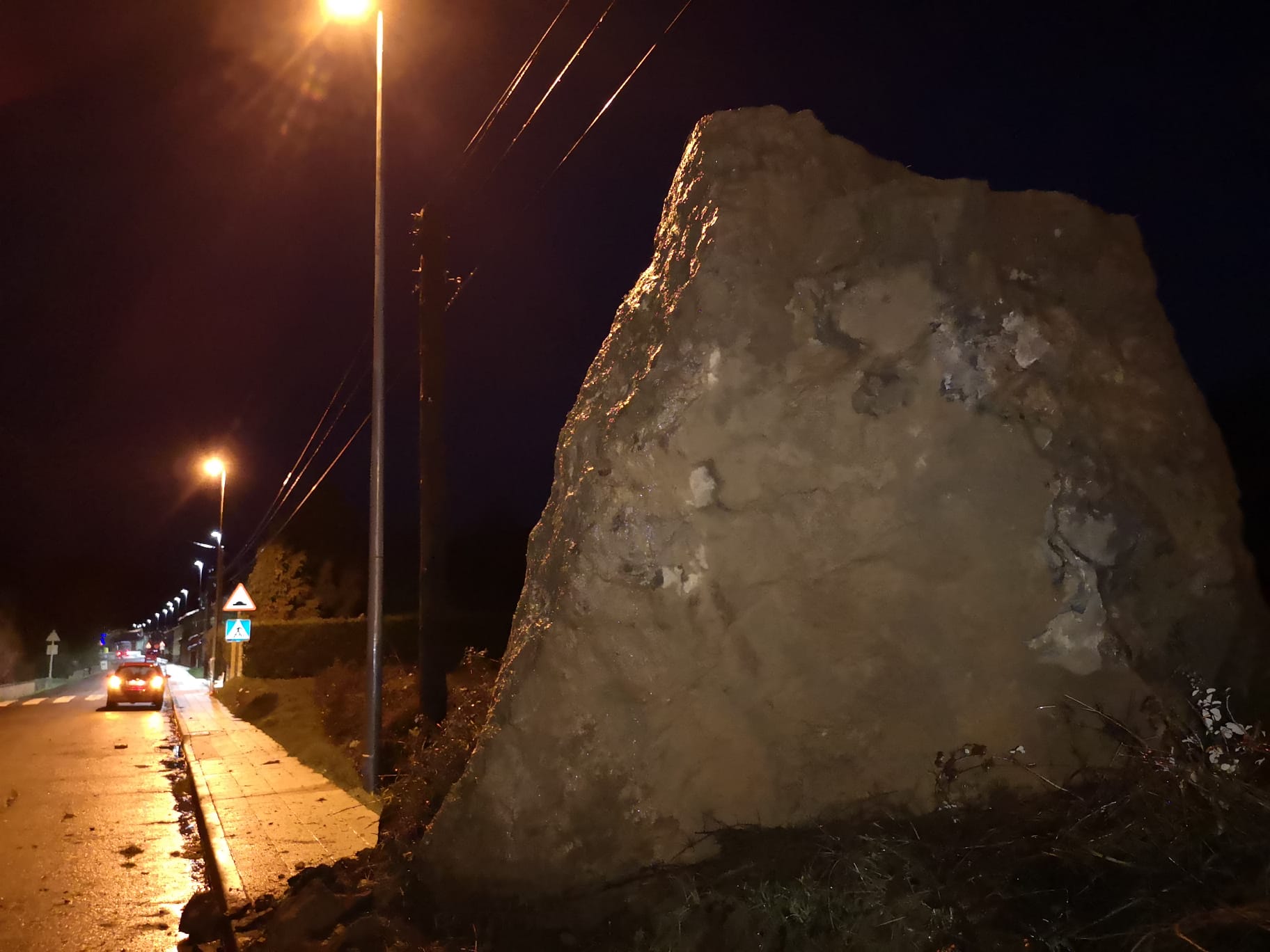 El desprendimiento de una roca en la 'Peña del Asno' en Puente de Alba ha provocado el corte de la conexión ferroviaria entre León y Asturias.