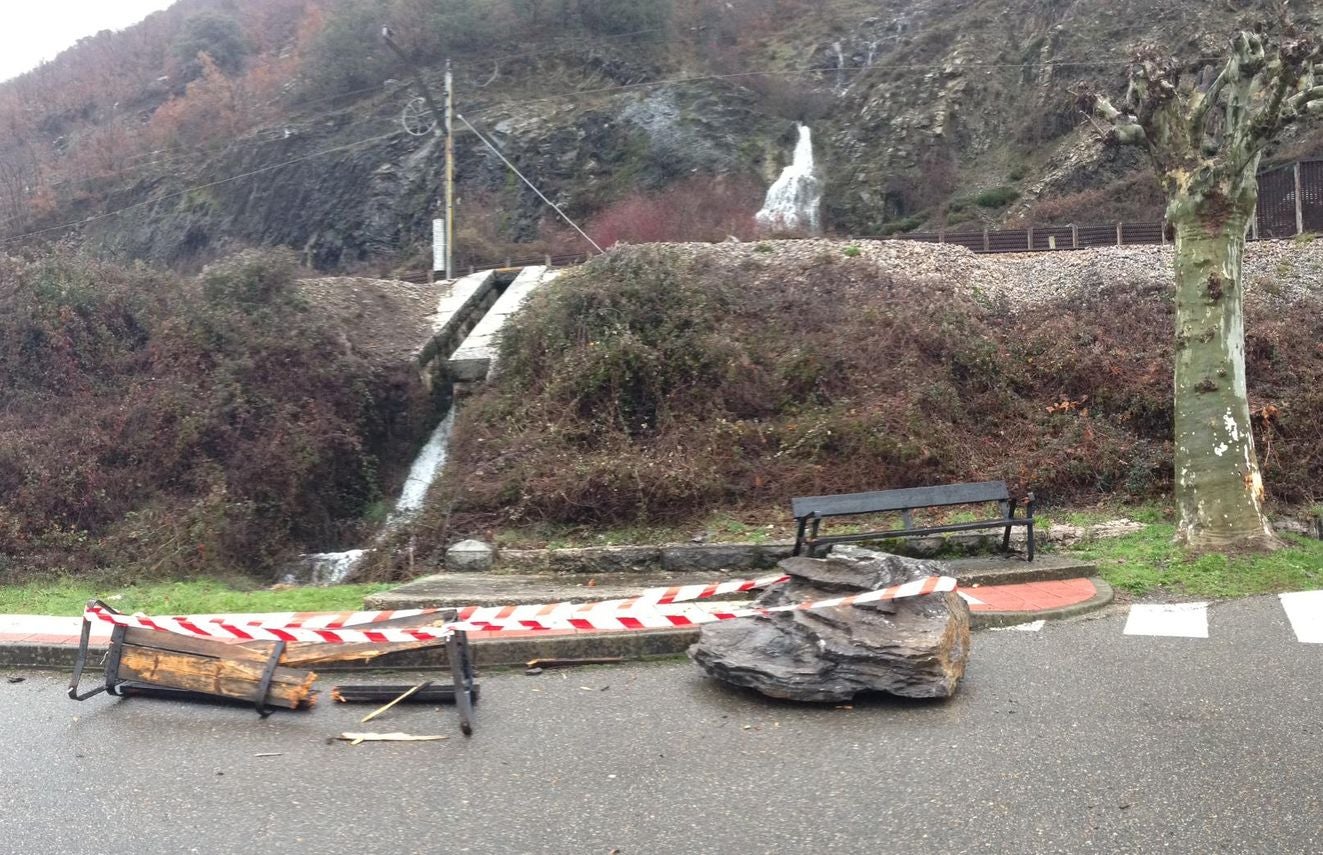 El desprendimiento de una roca en la 'Peña del Asno' en Puente de Alba ha provocado el corte de la conexión ferroviaria entre León y Asturias.