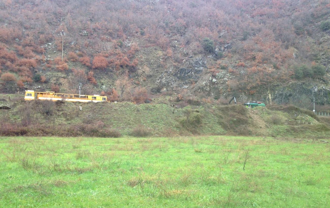 El desprendimiento de una roca en la 'Peña del Asno' en Puente de Alba ha provocado el corte de la conexión ferroviaria entre León y Asturias.