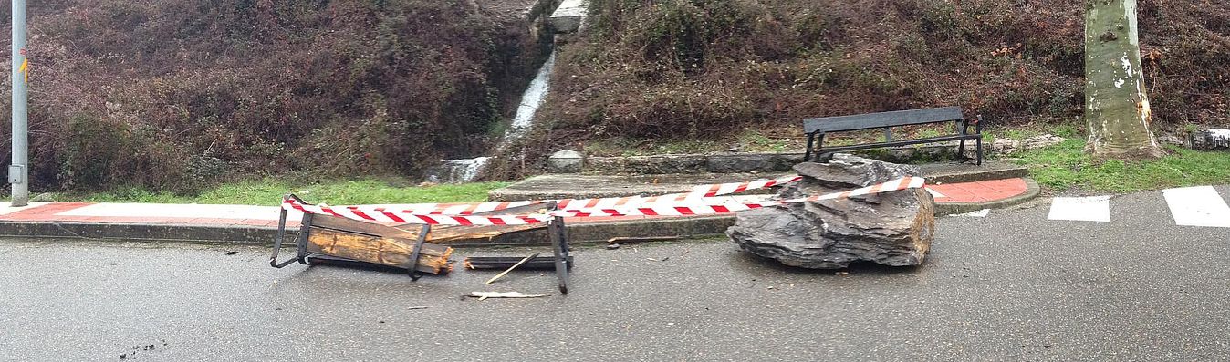 El desprendimiento de una roca en la 'Peña del Asno' en Puente de Alba ha provocado el corte de la conexión ferroviaria entre León y Asturias.