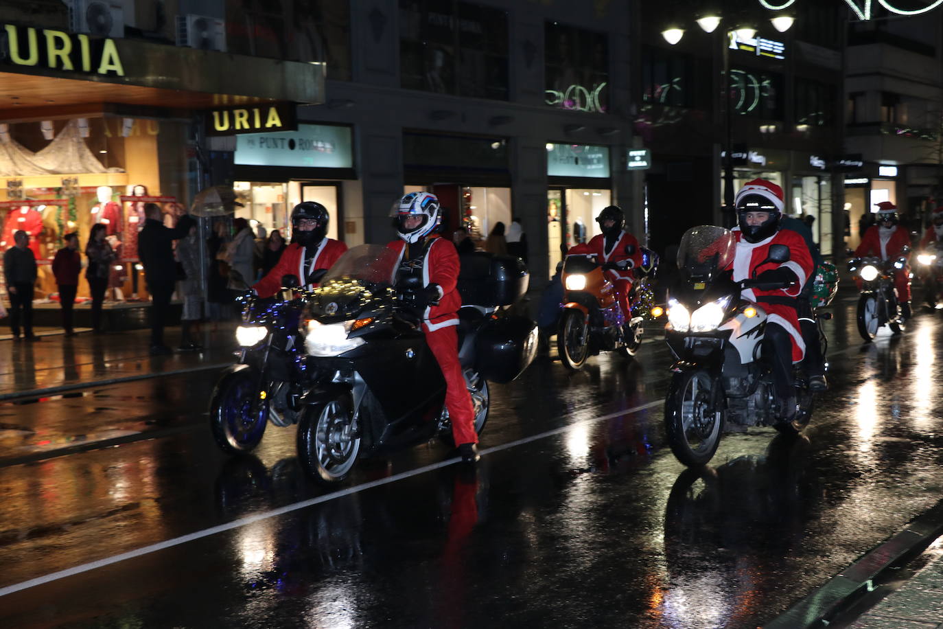 La III edición de la papanoelada motera llena las calles de la capital leonesa de Papá Noeles a dos ruedas en una iniciativa solidaria para recaudar fondos a favor de Aspace.