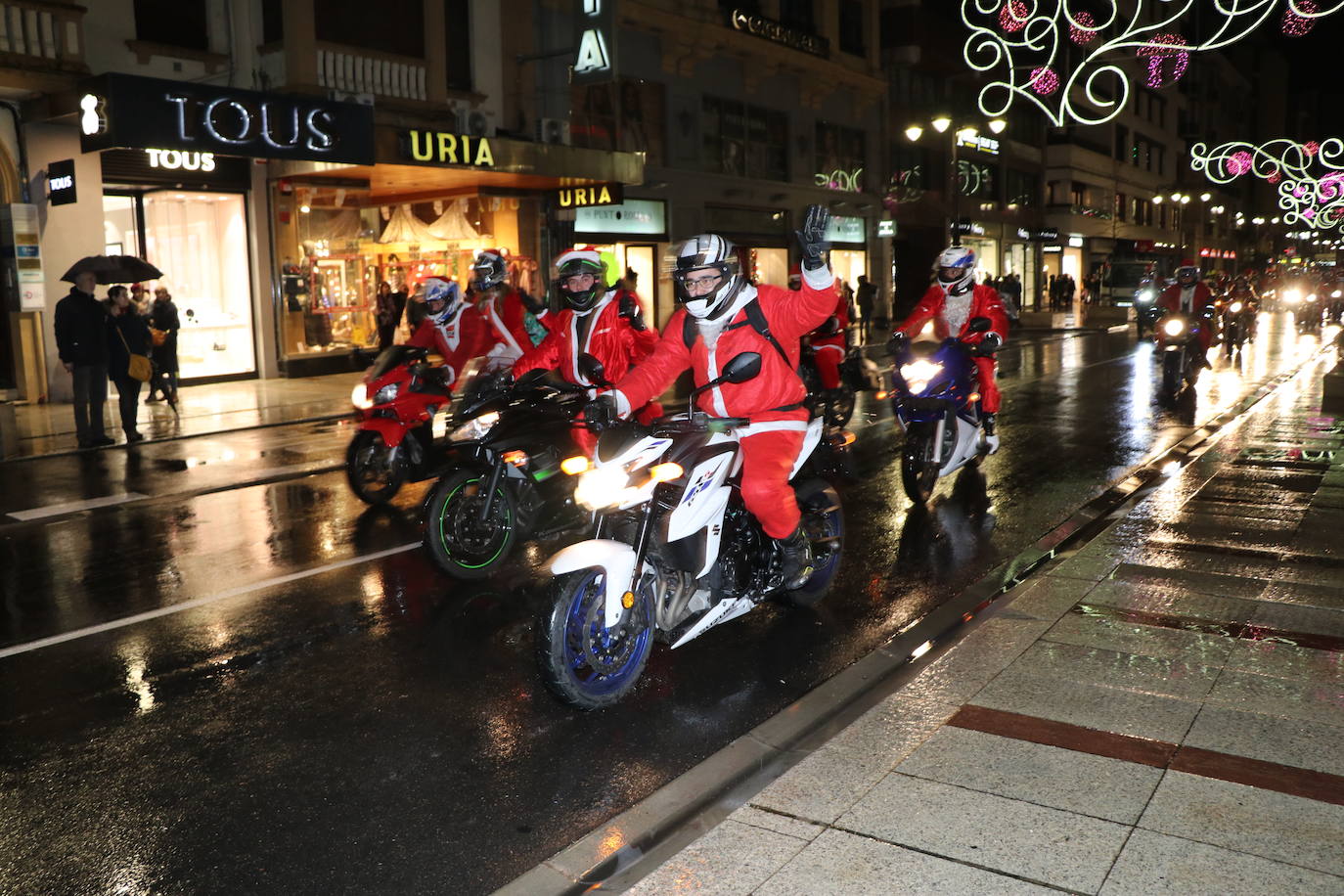 La III edición de la papanoelada motera llena las calles de la capital leonesa de Papá Noeles a dos ruedas en una iniciativa solidaria para recaudar fondos a favor de Aspace.