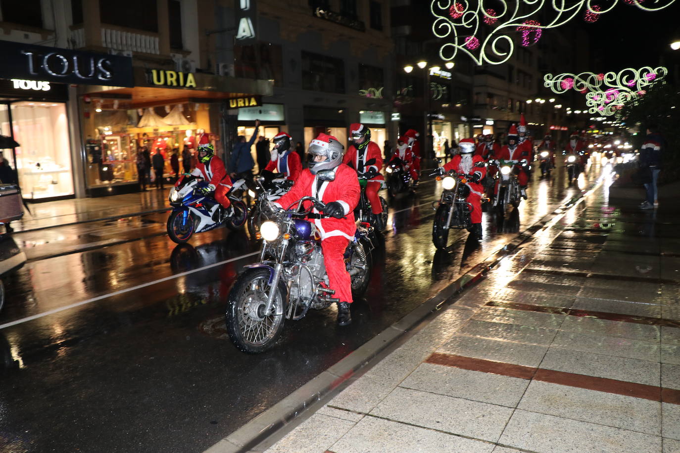 La III edición de la papanoelada motera llena las calles de la capital leonesa de Papá Noeles a dos ruedas en una iniciativa solidaria para recaudar fondos a favor de Aspace.