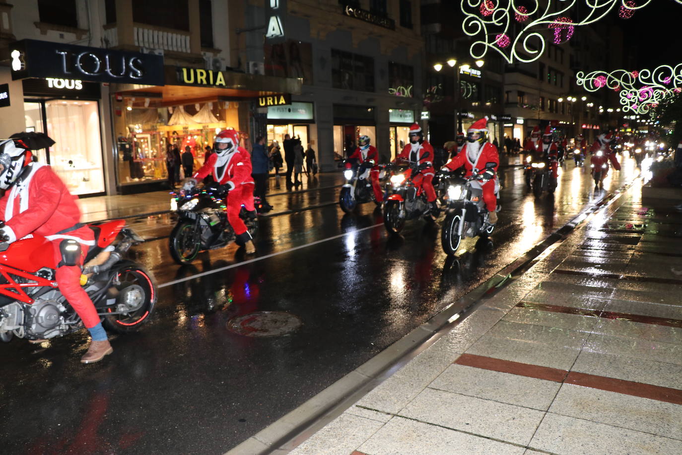 La III edición de la papanoelada motera llena las calles de la capital leonesa de Papá Noeles a dos ruedas en una iniciativa solidaria para recaudar fondos a favor de Aspace.