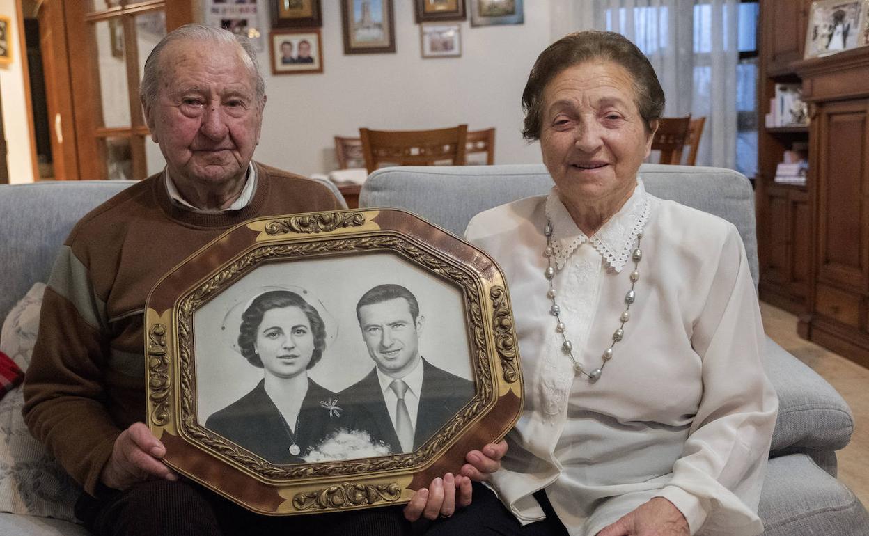 Julio y Sofía, con una foto en la que recuerdan su boda, hace 65 años. 