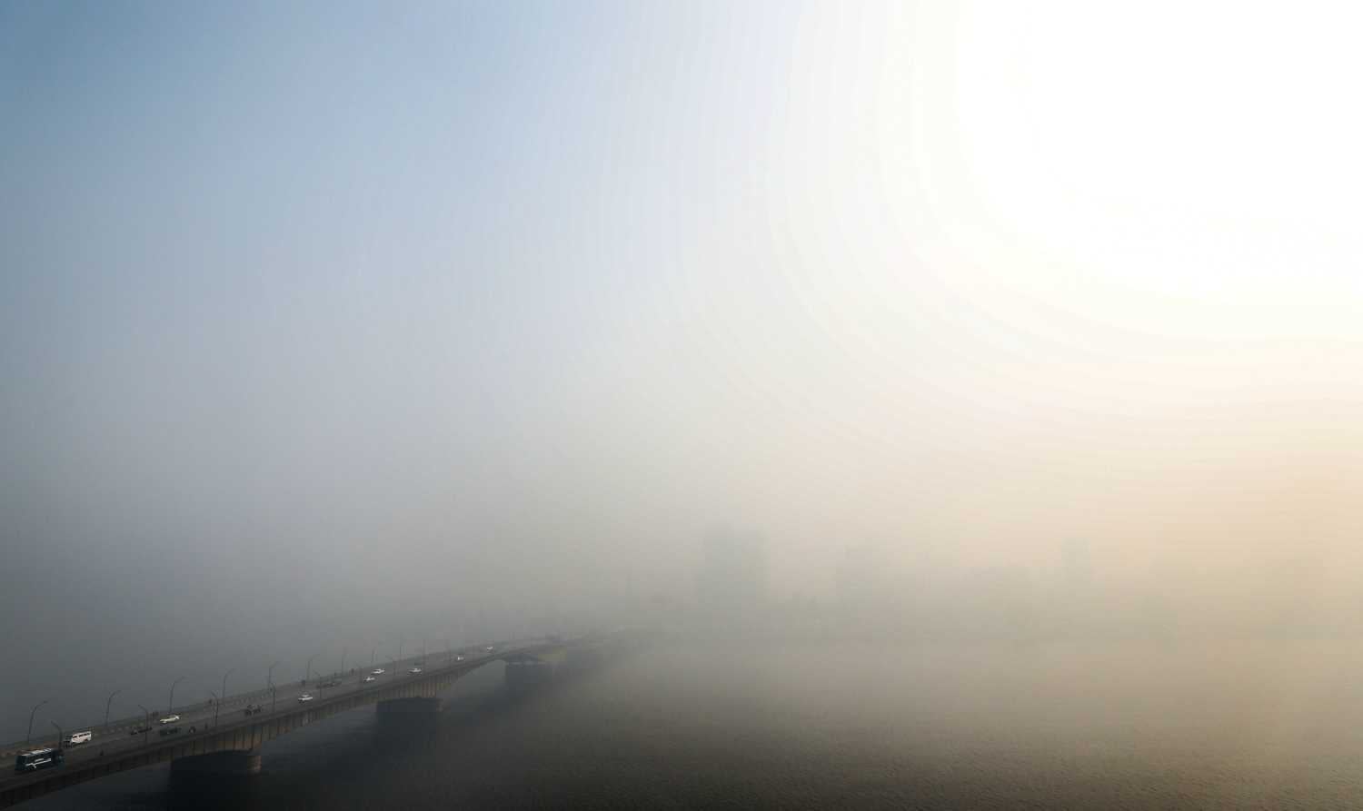 Niebla sobre el Nilo en El Cairo