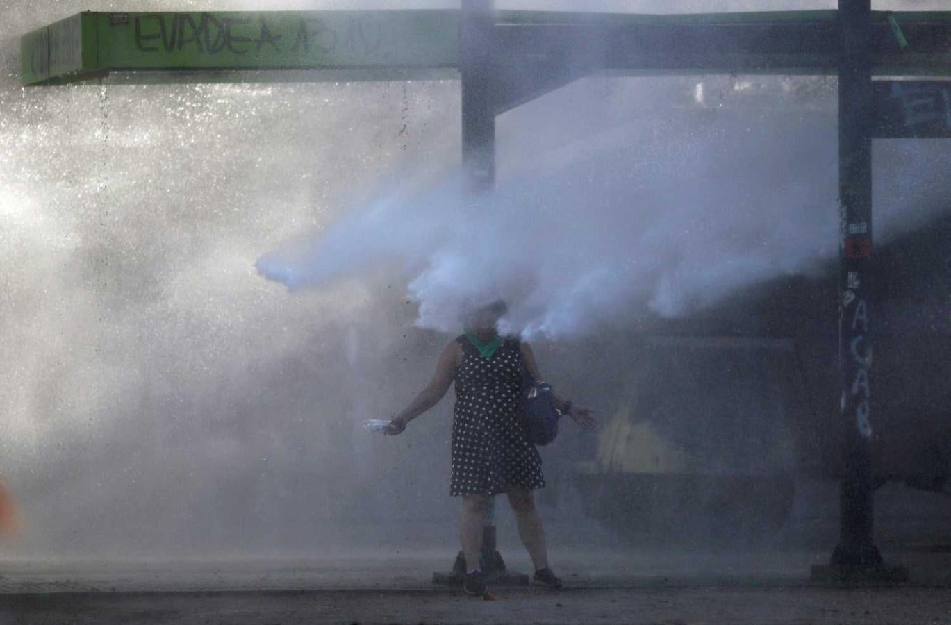 Una mujer durante una protesta contra el gobierno de Chile en Santiago