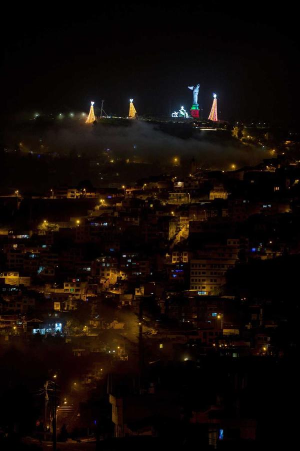 Nacimiento navideño gigante en la cima del cerro Panecillo en Quito, Ecuador