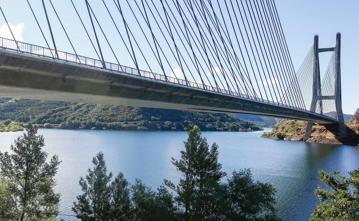 Imagen del pantano de Barrios de Luna.