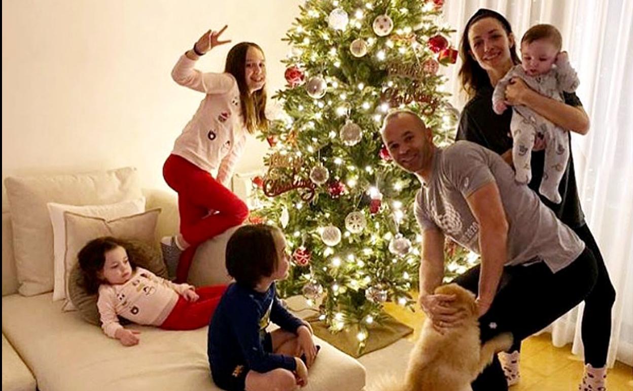 Pese a residir en Japón, Andrés Iniesta sigue fiel a la costumbre de montar el árbol de Navidad junto a su mujer, Anna Ortiz, y sus cuatro hijos. 