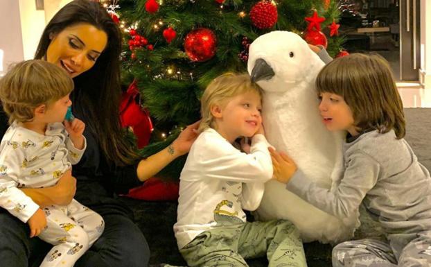 Pilar Rubio, junto a sus tres hijos, Sergio, Marco y Alejandro. 