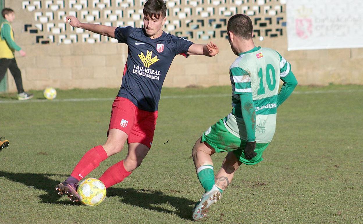 Un jugador de La Virgen del Camino, el club en el que se ha originado el caso.