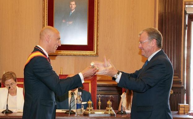 José Antonio Diez recibe el bastón de mando de manos de Antonio Silván.