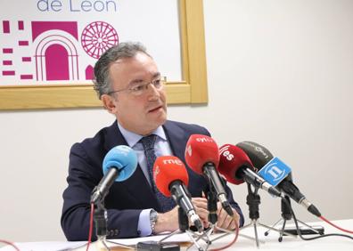 Imagen secundaria 1 - Fernando Salguero, durante la rueda de prensa. 