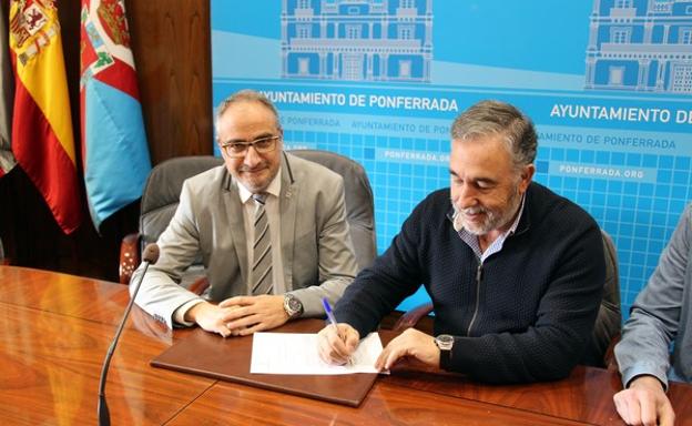 El alcalde de Ponferrada, Olegario Ramón (I), y el presidente de la la SD Ponferradina, José Fernández Nieto (D), firman el convenio entre ambas entidades.