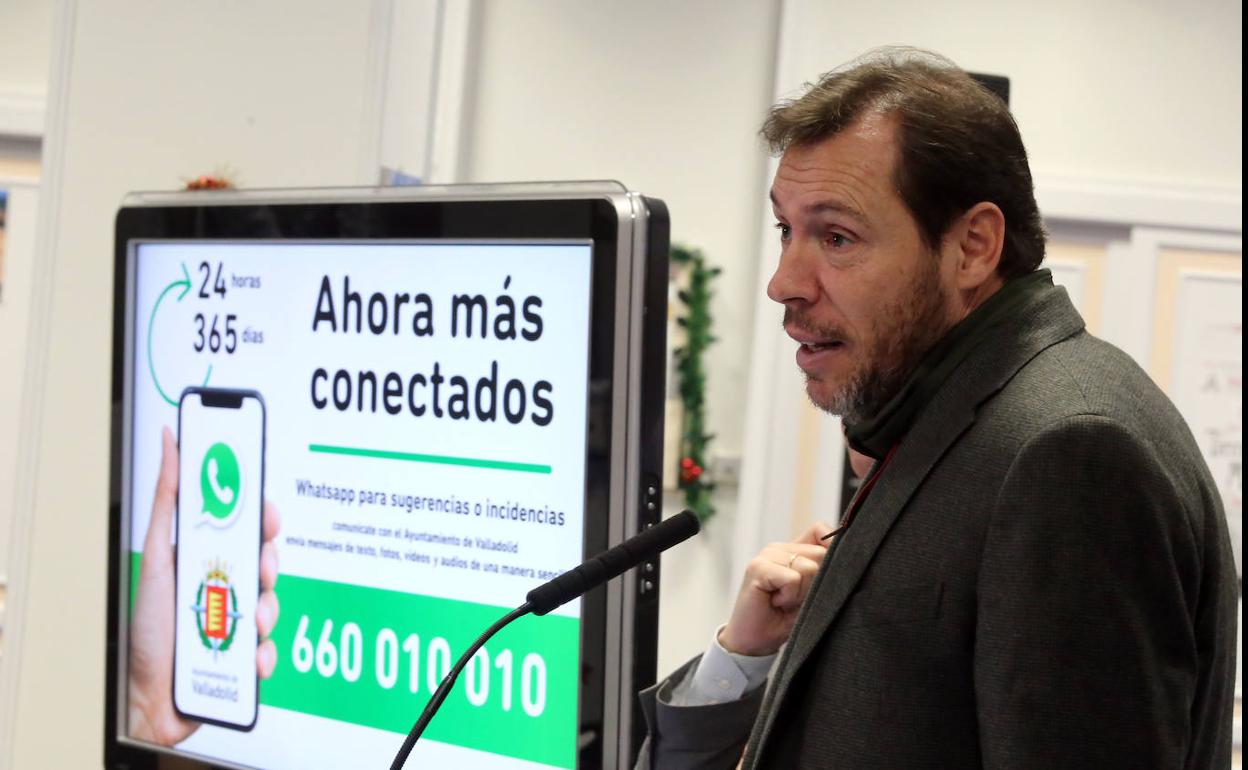 El alcalde de Valladolid, Óscar Puente, presenta el nuevo Whatsapp del Ayuntamiento.