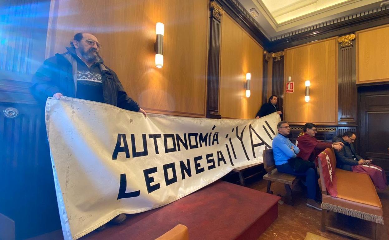 Un grupo de leonesistas, este viernes, en el pleno municipal.