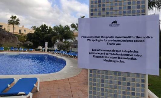 Cartel anunciando el cierre de la piscina. 