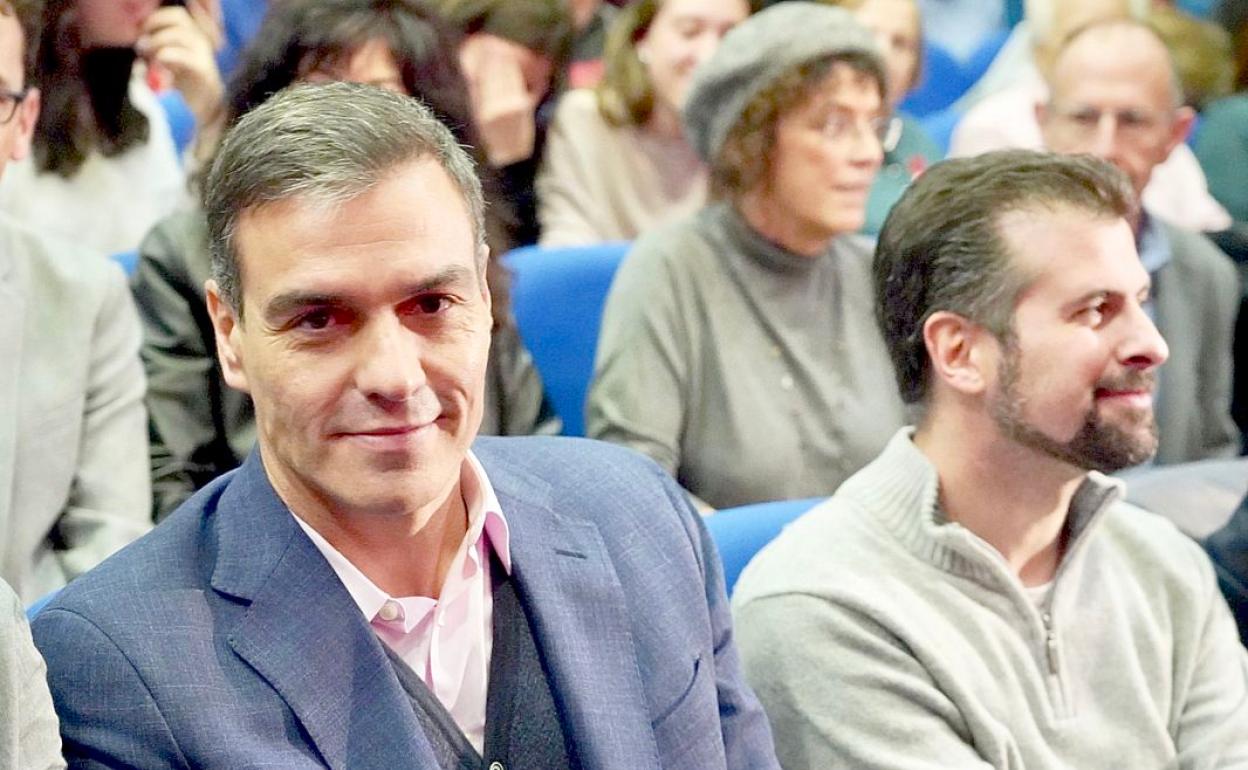 Pedro Sánchez, junto a Luis Tudanca, durante un mitin de la formación socialista.