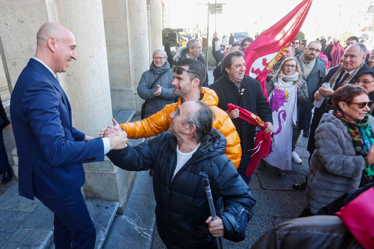 El alcalde de León, José Antonio Diez, saluda a las personas concentradas tras la aprobación de la moción presentada por la UPL para pedir la autonomía de la región leonesa.