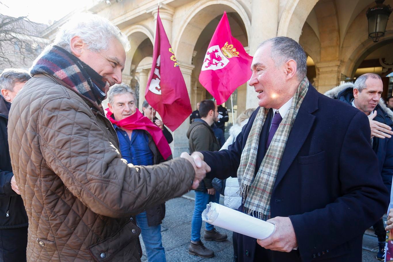 El alcalde de León, José Antonio Diez, saluda a las personas concentradas tras la aprobación de la moción presentada por la UPL para pedir la autonomía de la región leonesa.