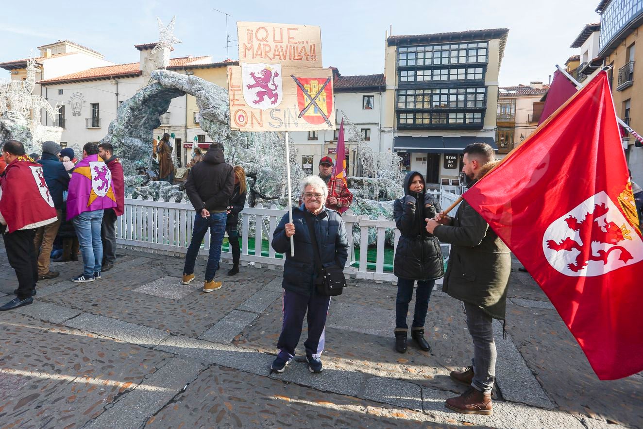 Concentración leonesista convocada en la Plaza de San Marcelo de León.