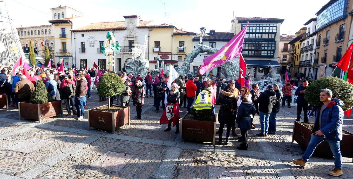 Concentración leonesista convocada en la Plaza de San Marcelo de León.