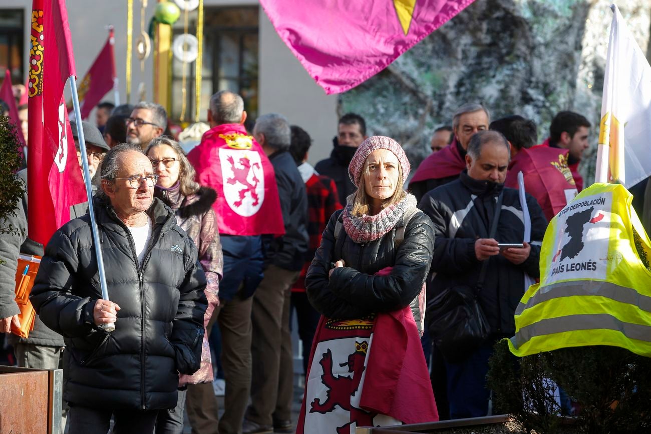 Concentración leonesista convocada en la Plaza de San Marcelo de León.