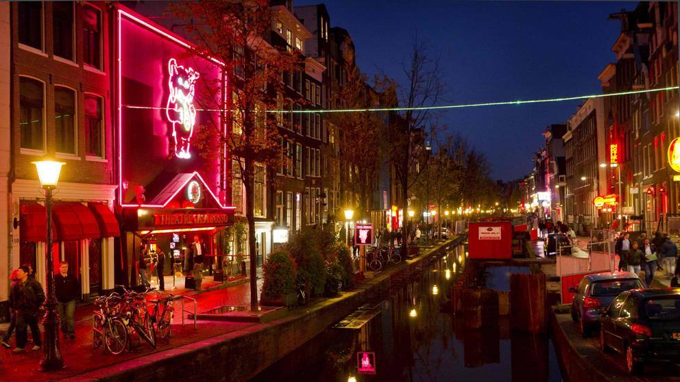 Durante la celebración del Año Nuevo de Ámsterdam coindicen múltiples celebraciones: el Festival de la Luz, que invade la ciudad con obras de arte luminosas; los espectáculos callejeros; y las celebraciones oficiales que se montan en la Oosterdock, donde un galeón del siglo XVIII se convierte en el escenario de conciertos y fuegos artificiales.