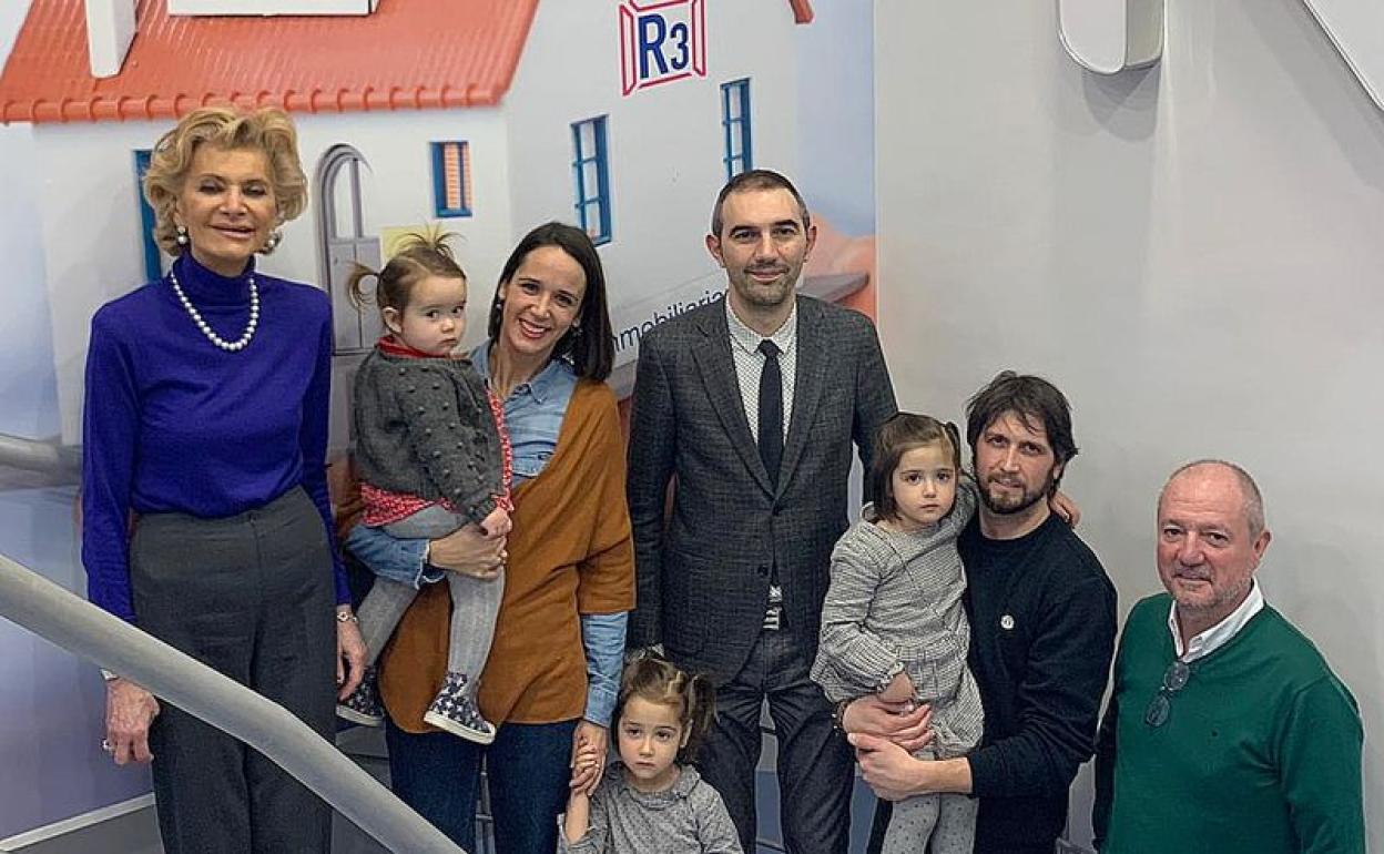 Papa Noel premia a Esther y sus hermanas con un viaje a Disneyland París. En la imagen, momento de la entrega del premio en las instalaciones de R3.