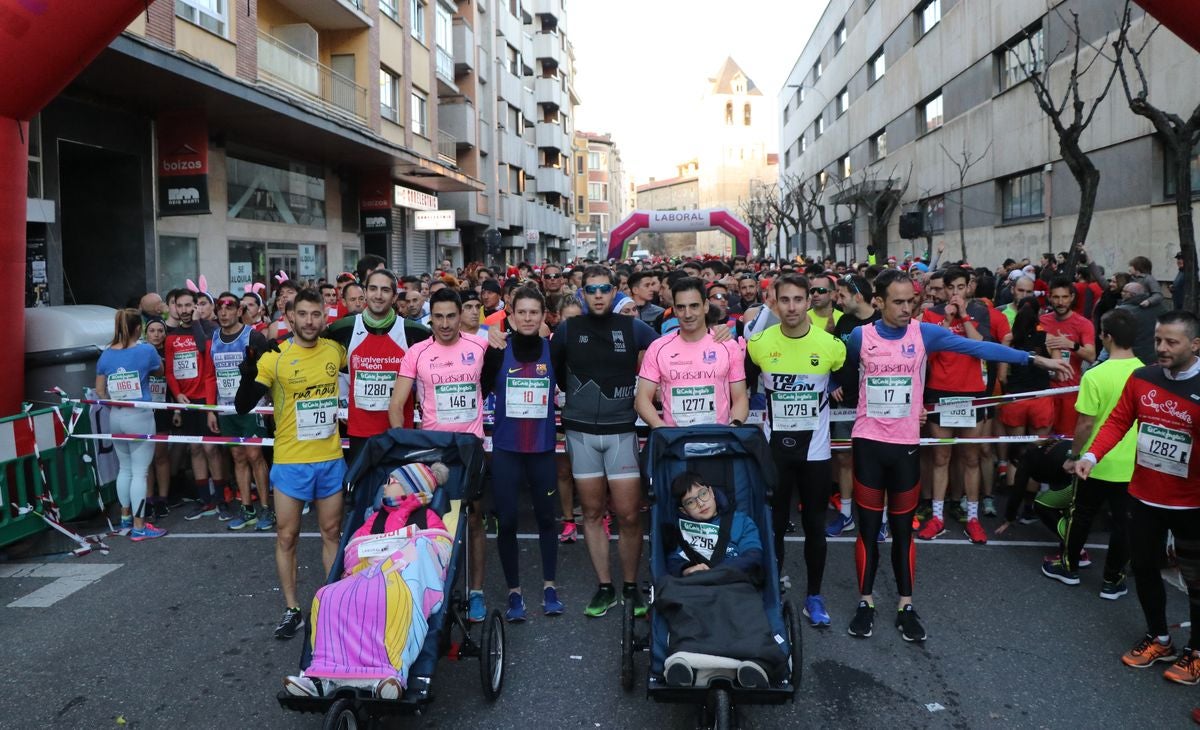 Cientos de leoneses se han calzado las zapatillas para correr la prueba larga de la San Silvestre de León en el último domingo del año.