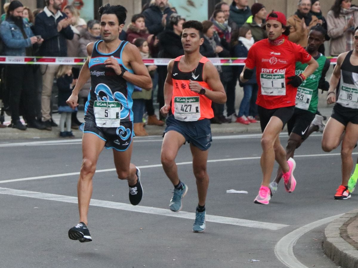 Cientos de leoneses se han calzado las zapatillas para correr la prueba larga de la San Silvestre de León en el último domingo del año.