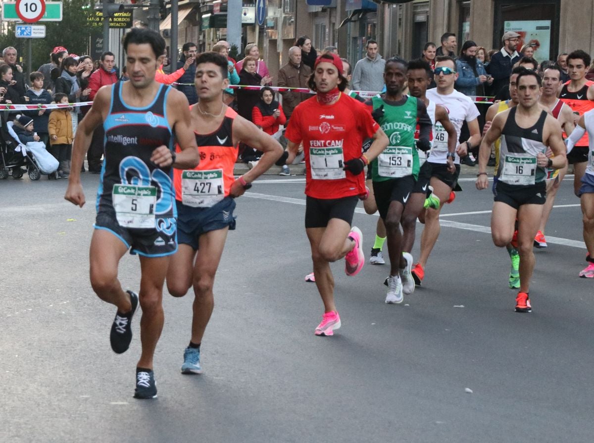 Cientos de leoneses se han calzado las zapatillas para correr la prueba larga de la San Silvestre de León en el último domingo del año.