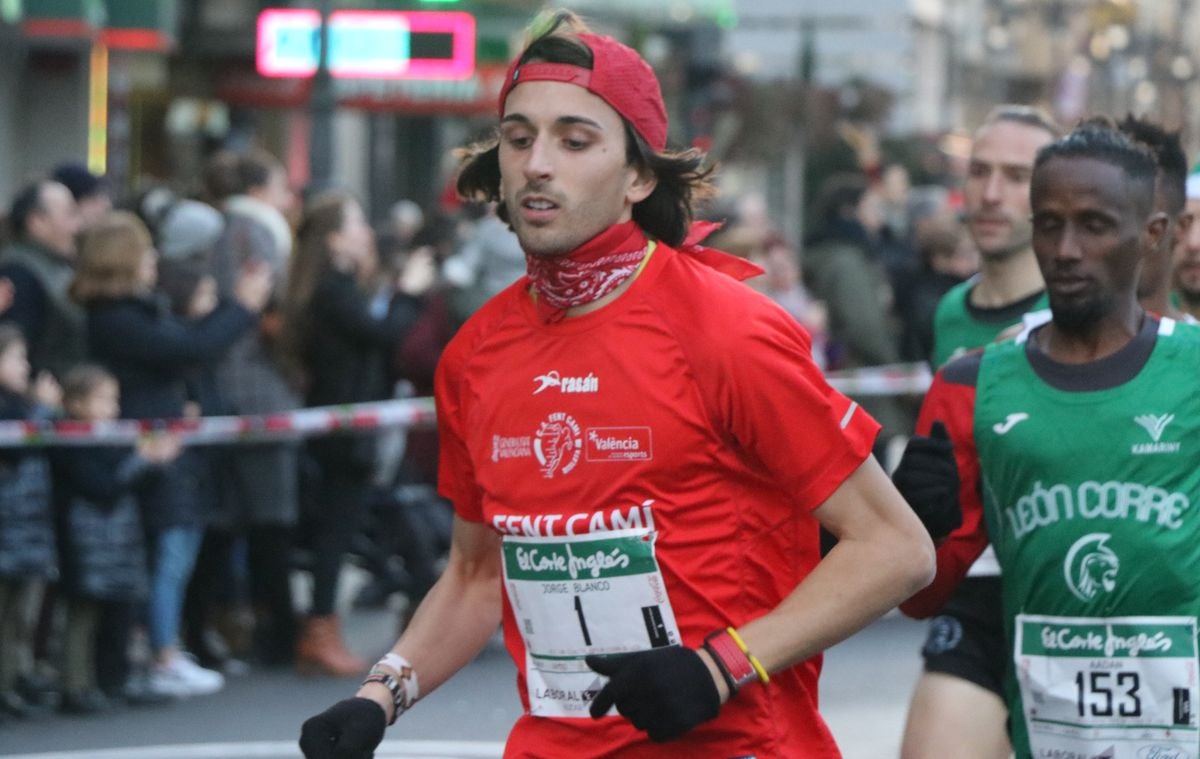 Cientos de leoneses se han calzado las zapatillas para correr la prueba larga de la San Silvestre de León en el último domingo del año.