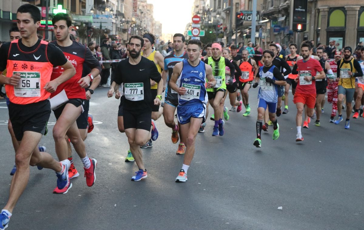 Cientos de leoneses se han calzado las zapatillas para correr la prueba larga de la San Silvestre de León en el último domingo del año.