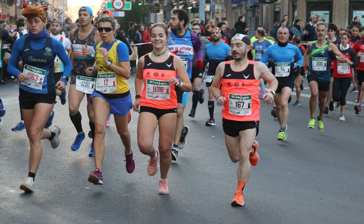 Cientos de leoneses se han calzado las zapatillas para correr la prueba larga de la San Silvestre de León en el último domingo del año.