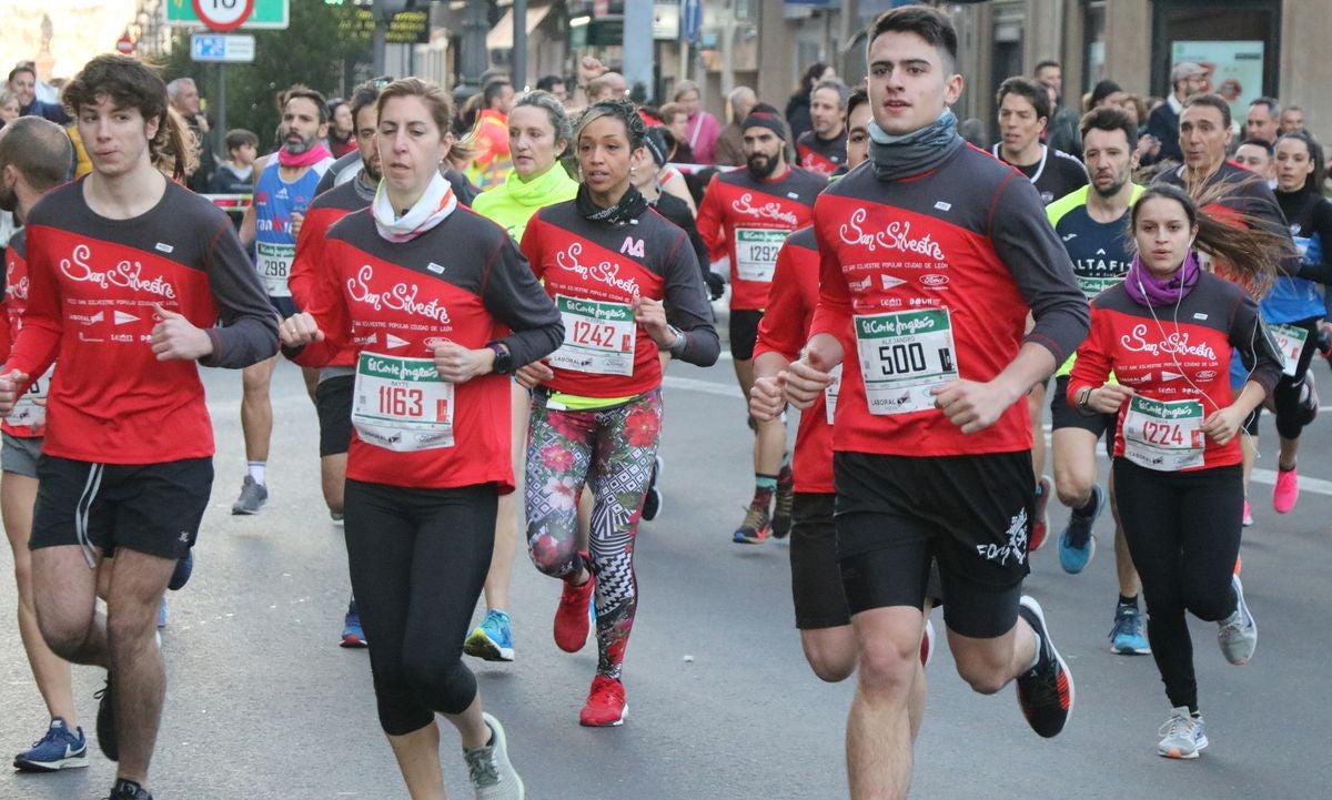 Cientos de leoneses se han calzado las zapatillas para correr la prueba larga de la San Silvestre de León en el último domingo del año.