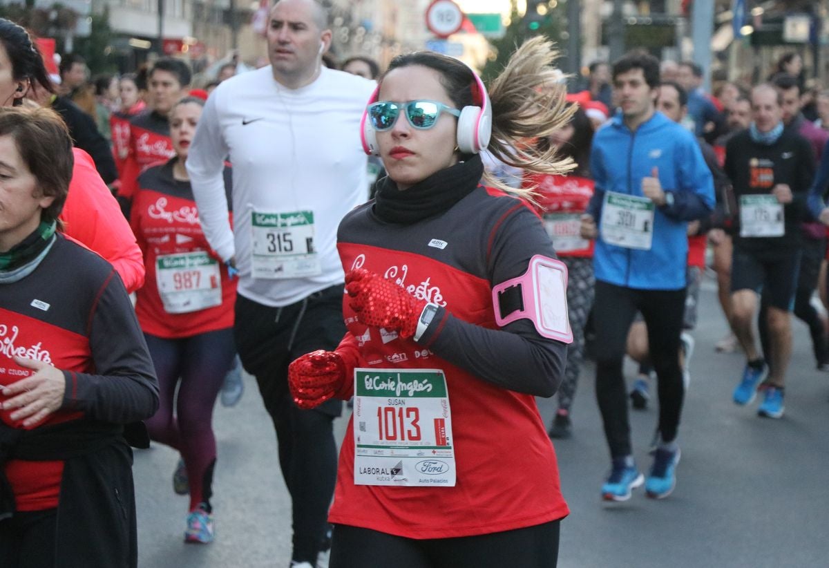 Cientos de leoneses se han calzado las zapatillas para correr la prueba larga de la San Silvestre de León en el último domingo del año.