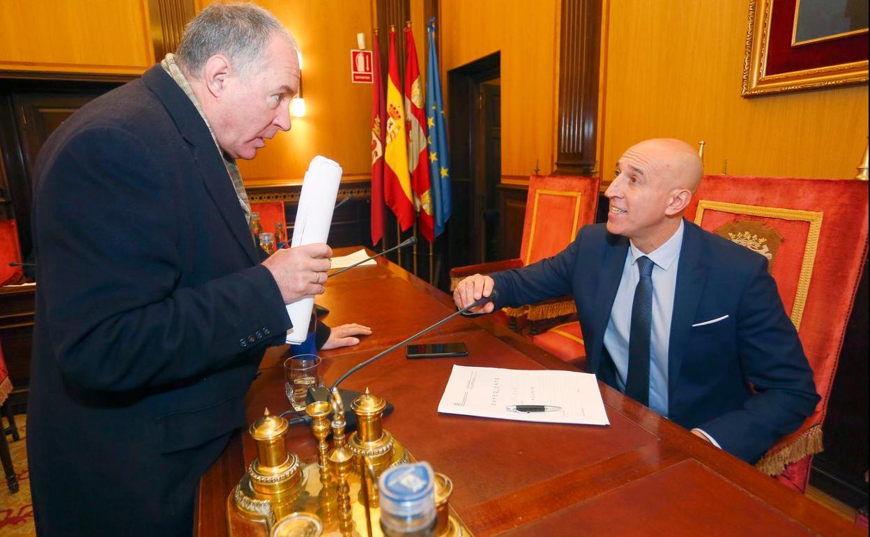 Eduardo lópez Sendino y José Antonio Diez conversan antes del inicio del pleno. 