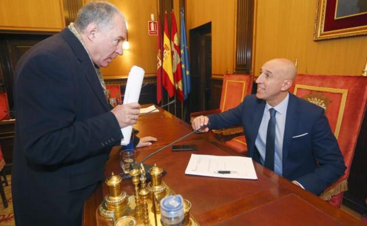 José Antonio Diez conversa con el portavoz municipal de UPL, Eduardo López Sendino.