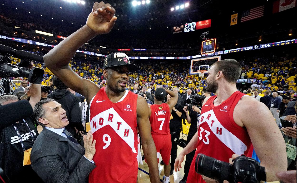 Scariolo, Ibaka y Marc Gasol celebran el título de NBA de los Toronto Raptors.