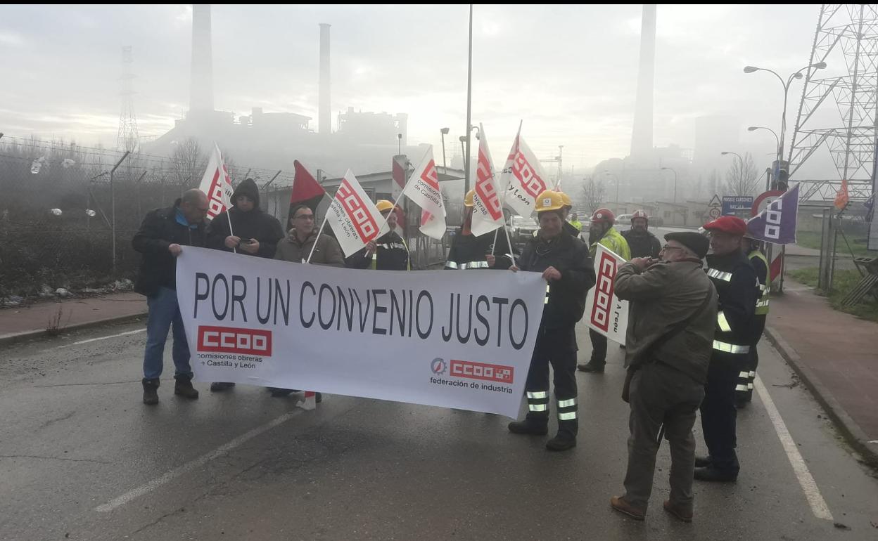 Protesta de los tabajadores de Nervión Industries a las puertas de la central térmica de Compostilla II en Cubillos del Sil. 