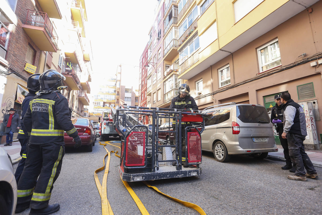 Desalojan un edificio tras un grave incendio en un piso en León capital